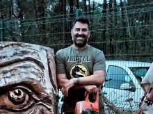 Eugenio Linares con una de sus obras