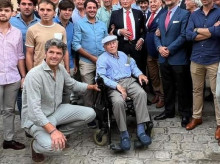 Rafael Peralta, en el centro, con corbata roja