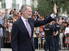El Rey ha sido recibido con aplausos y vivas por el numeroso público que le esperaba en Santander