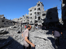Palestinos inspeccionan los daños tras un ataque israelí en el campamento de Al-Bureij, en el centro de la Franja de Gaza