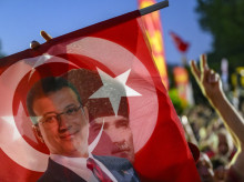 Un simpatizante sostiene una bandera del alcalde detenido de Estambul, Ekrem Imamoglu, y del primer presidente de la República de Turquía, Mustafa Kemal Ataturk