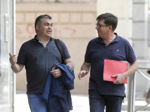 Los representantes de la candidatura de Pedro Sánchez para la primarias del PSOE, Santos Cerdán (i) y Francisco Salazar, a su llegada a una reunión de representantes de las tres candidaturas a las primarias, hoy en la sede de Ferraz