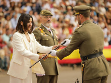 La consejera de Interior, Núria Parlon, entrega la réplica de la espada de Jaime I al número uno de la promoción