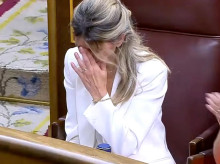 Yolanda Díaz llora la pérdida de su padre en el Congreso de los Diputados