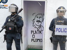 Agentes de la Policía Nacional frente a la entrada del punto de venta de droga en La Soledat