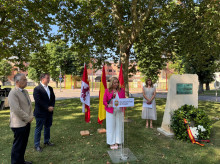 La alcaldesa de Burgos, Cristina Ayala, lee un manifiesto en el acto homenaje a Miguel Ángel Blanco, este jueves