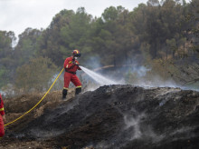 Efectivos de la UME trabajan en una zona afectada por el incendio, a 9 de julio de 2025, en Xerta, Tarragona, Catalunya (España). Los Bombers de la Generalitat han logrado estabilizar el incendio de Paüls (Tarragona), que se inició el pasado lunes, 7 de julio, a mediodía y ya ha quemado 3.321 hectáreas, pero de momento mantendrán un confinamiento "flexible" de la población por motivos de seguridad, ya que su carretera es un punto elevado de medios de extinción.

Lorena Sopêna / Europa Press
09 JULIO 2025;BOMBEROS;INCENDIO;CONFINAMIENTO;EXTINCIÓN
09/7/2025