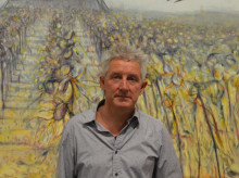 Luis Moro posa con una de sus obras en el MUSAC