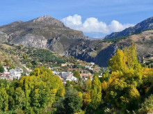 Se encuentra en una pequeña localidad de Granada, a tan solo ocho kilómetros de la capital.