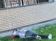 Un inmigrante duerme en una calle de Medina del Campo