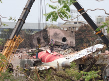 Una grúa recupera parte del fuselaje del Boeing 787 de Air India el 14 de junio de 2025 en Ahmedabad, India