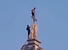 Dos hombre subidos a la Cruz en Santa Croce