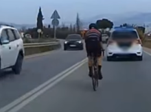 El ciclista se aproxima sigiloso al coche de la Guardia Civil