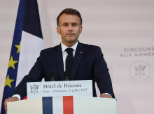 El presidente de Francia, Emmanuel Macron, pronuncia un discurso ante los líderes del ejército en el Hotel de Brienne de París