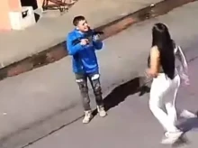El asesino apunta a la mujer con un fusil