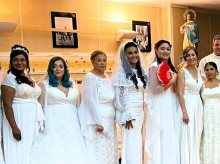 Las novias que dieron el "sí, quiero", el pasado verano, junto al párroco, Javier Sánchez-Cervera