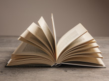 Composición de libros con libro abierto