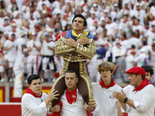 Jesús Enrique Colombo, a hombros tras la última corrida de San Fermín