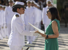 La ministra de Defensa, Margarita Robles, preside el acto de entrega de Reales Despachos a los nuevos oficiales y suboficiales de los Cuerpos Comunes de la Academia Central de la Defensa