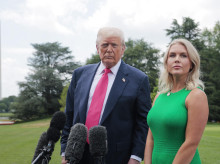 l presidente de Estados Unidos, Donald Trump, acompañado por la secretaria de prensa de la Casa Blanca, Karoline Leavitt, habla con los medios al salir de la Casa Blanca