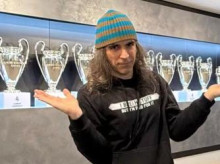 Chema Alonso posando con las copas de Europa conquistadas por el Real Madrid
