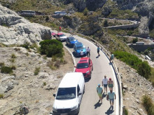 Carretera de acceso a La Calobra, en Mallorca, tan bonita como atestada de coches