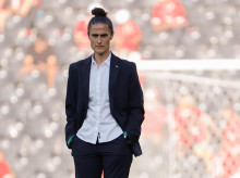 La entrenadora de la selección española, Montse Tomé, en el terreno de juego antes del partido de cuartos de final de la Eurocopa