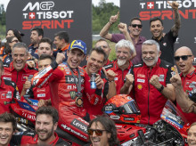 Marc Márquez y su equipo celebrando la victoria de República Checa
