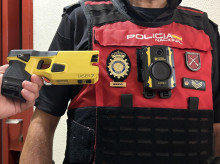 Un agente de la Policía Nacional con una pistola táser