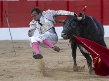 Damián Castaño tuvo percances tanto con su primer toro (el de la imagen) como en el segundo