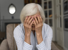 anciana enfrentando la enfermedad de alzheimer