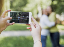 chicas adolescentes tomando fotos juntas