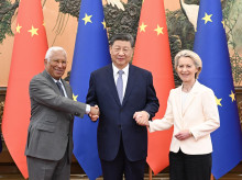 FOTODELDIA PEKÍN, 24/07/2025.- La presidenta de la Comisión Europea, Ursula von der Leyen (d), posa con el presidente chino, Xi Jinping, y con el presidente del Consejo Europeo, António Costa, durante el encuentro mantenido en el marco de la cumbre China-UE celebrada este jueves en la capital china. Leyen abogó este jueves por "reequilibrar" una relación entre Pekín y Bruselas que ha llegado a su "punto de inflexión". EFE/XINHUA / Xie Huanchi PROHIBIDO SU USO EN CHINA, REINO UNIDO E IRLANDA. CRÉDITO OBLIGATORIO. SOLO USO EDITORIAL