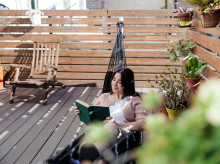 Una mujer descansa en su terraza