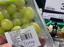 Etiquetado de uvas en el supermercado