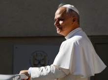 El Papa León XIV asiste a la audiencia general semanal en la Plaza de San Pedro del Vaticano el 30 de julio de 2025 ante miles de jóvenes peregrinos en Roma con motivo del Jubileo de la Juventud