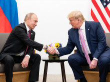 (Vladimir Putin y Donald Trump, durante una reunión den 2019 en Osaka, Japón