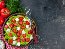 superior sabrosa ensalada de verduras con tomates con queso en rodajas y condimentos