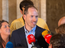 El portavoz del PP en el Parlament, Juan Fernández, ha tachado este viernes de "timo" el primer año del presidente de la Generalitat, Salvador Illa, al frente del Gobierno.