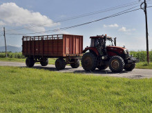 Un tractor pasa junto a una plantación de caña de azúcar este miércoles, en la provincia de Artemisa (Cuba)