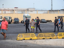 Un menor es trasladado por la Guardia Civil dentro de la 'Operación Feriante' desarrollada en Ceuta