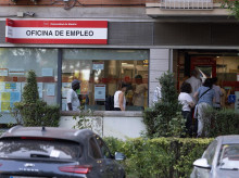 Varias personas hacen cola en una oficina del SEPE en Madrid.