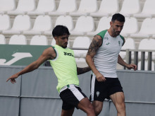 Albarrán y Kevin pelean por un balón