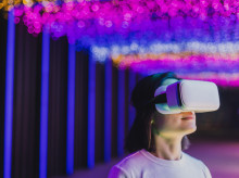 Imagen de archivo de una persona utilizando gafas de realidad virtual