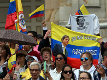 Manifestantes de la 'Marcha del Silencio" en Bogotá en ocasión de atentado contra Miguel Uribe Turbay