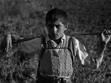 Un niño en la celebración de una partida de caza por un grupo de cazadores en un pueblo de España en 1959.