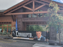 HazteOír despliega una pancarta gigante en la puerta del hotel andorrano donde se hospeda Sánchez