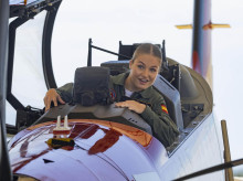 La Princesa Leonor ha ingresado este lunes en la Academia General del Aire (AGA) en San Javier (Murcia) donde, ataviada con el mono de vuelo, ha tenido su primera toma de contacto con el avión de entrenamiento Pilatus P-31 en el que se forman todos los alumnos del Ejército del Aire y del Espacio.