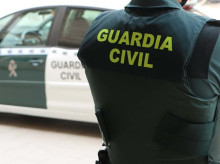 Un agente de la Guardia Civil, de espaldas, junto a un vehículo oficial.
GUARDIA CIVIL
(Foto de ARCHIVO)
01/1/1970