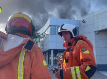 Bomberos trabajando en la extinción de un incendio industrial en una nave de Albuixech